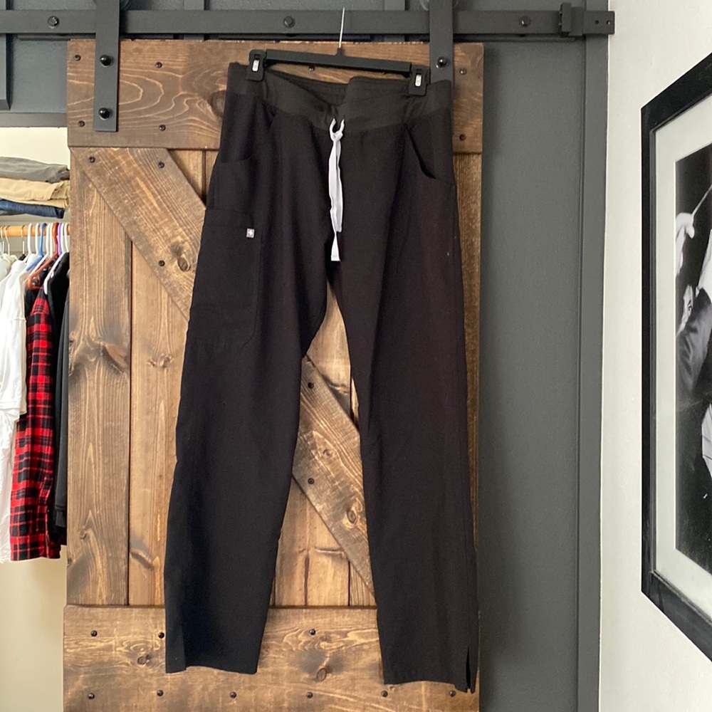 FIGS size medium black straight leg